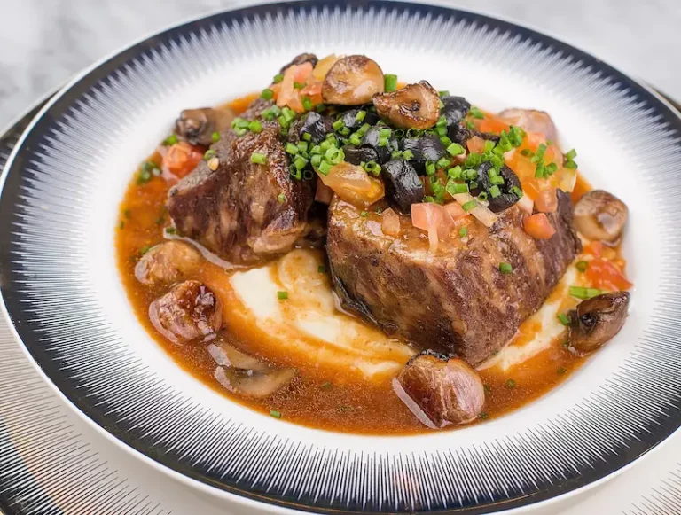 Epaule d'Agneau avec haricots blancs au marché de Béziers, servi au plat