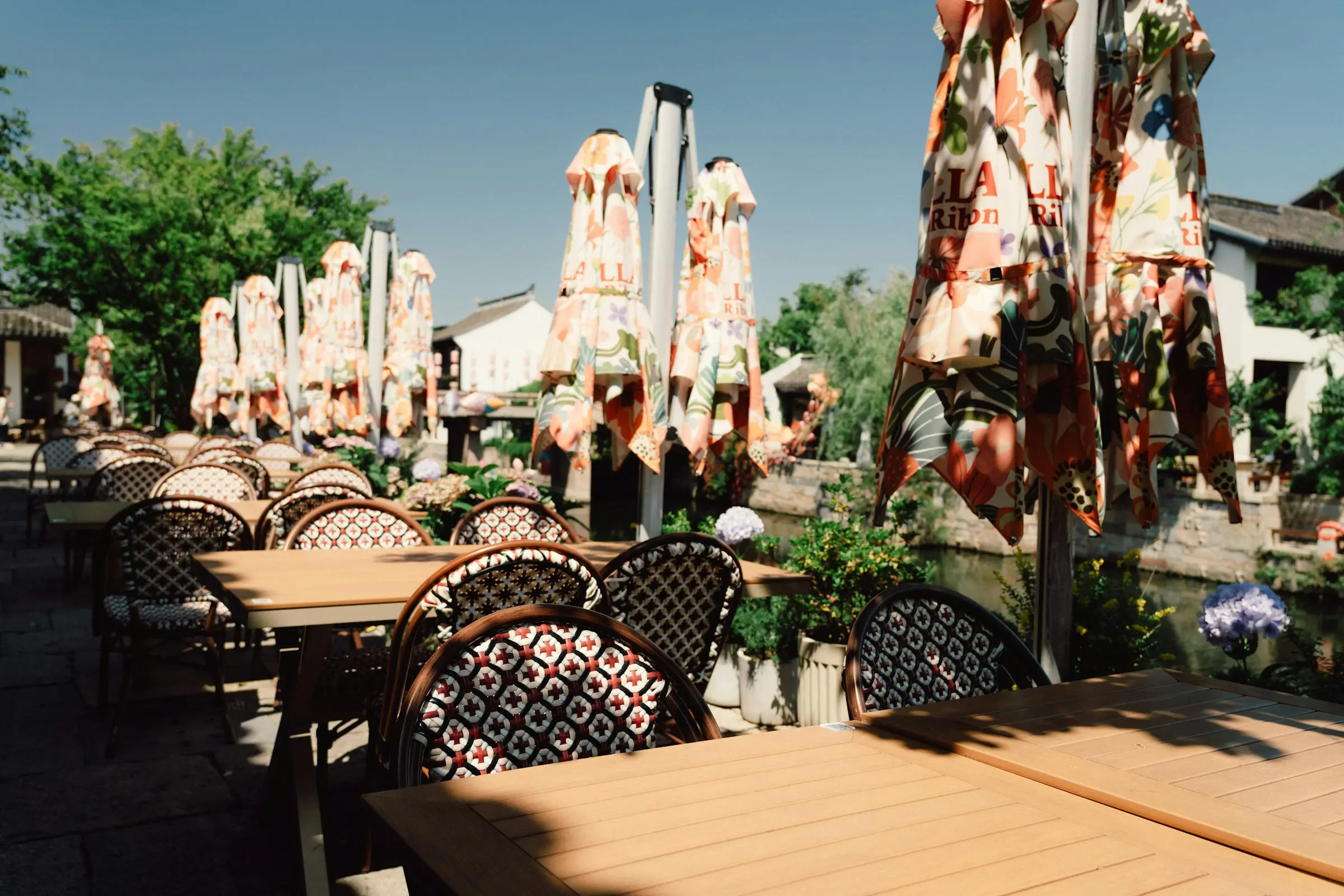 Terrasse extérieure du restaurant La Fourchette Biterroise à Béziers, tables dressées en été